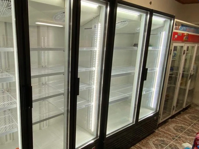 מקררים בדלתות זכוכית עם תאורת LED – עבודה של קירור נאדר