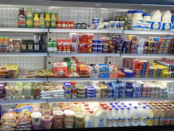 מקרר חלבי פתוח – תצוגה מוארת – עבודה של קירור נאדר