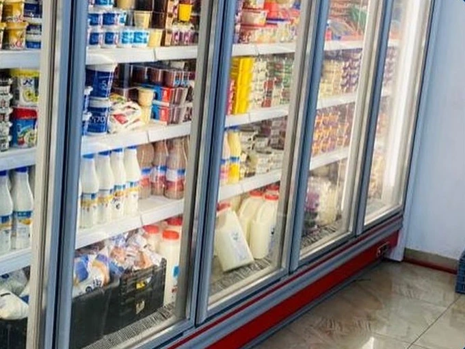 קו מקררי חלב בדלתות זכוכית – עבודה של קירור נאדר